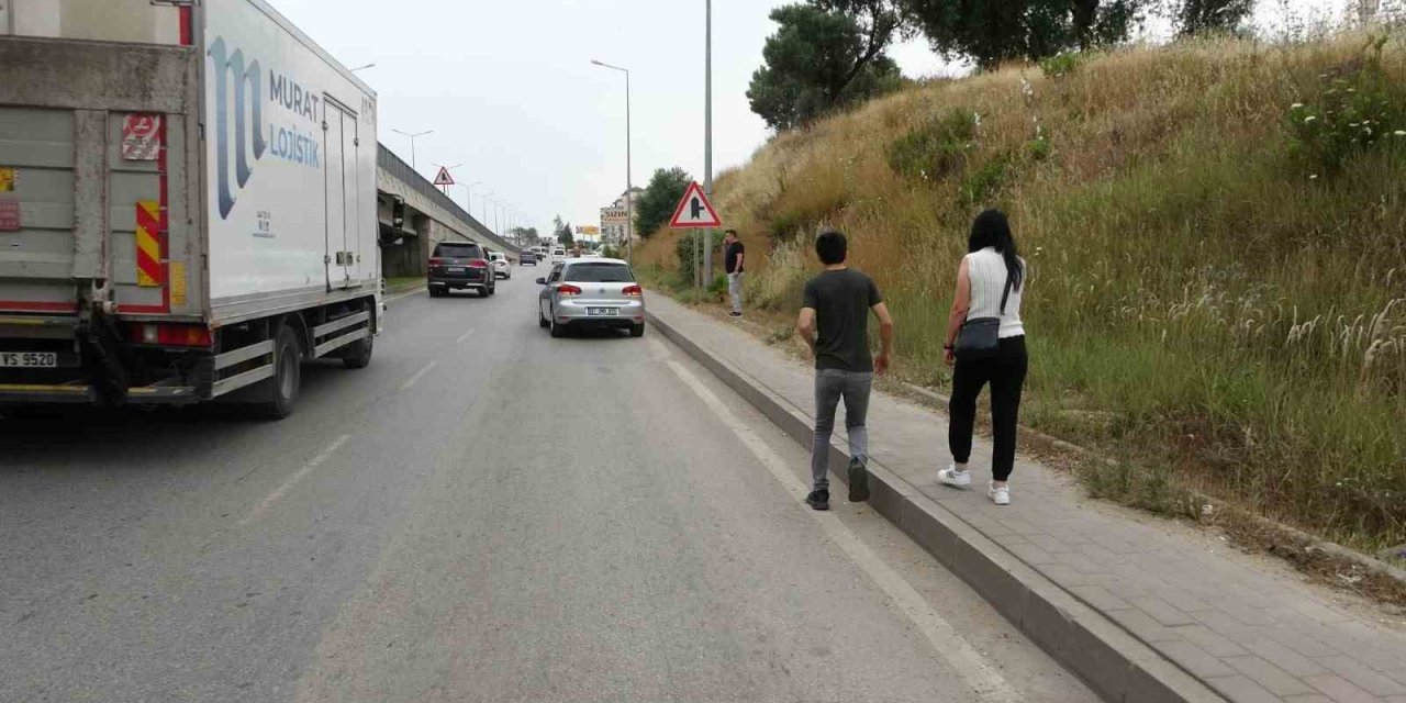 Hareket Halindeki Aracın Önüne Atlayıp Yaralandı