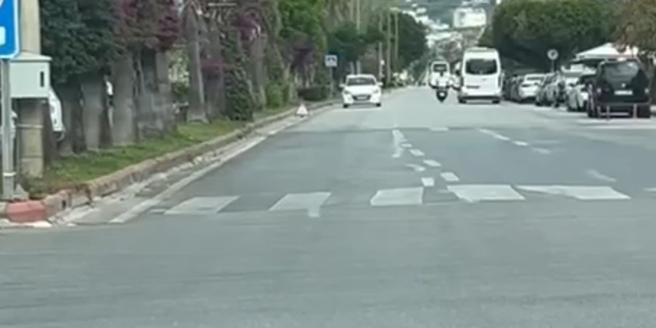 Yolda Ters İstikamette Seyreden Otomobil Görenleri Şaşırttı