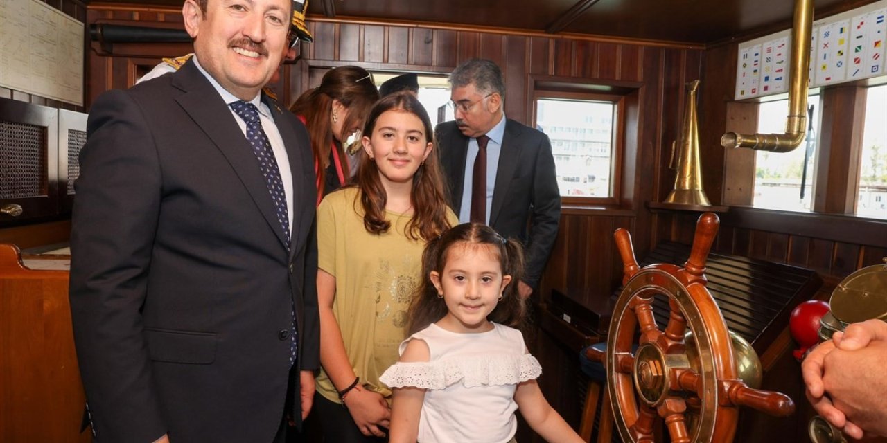Vali Pehlivan, Tcg Nusret Müze Gemisi’ni Ziyaret Etti