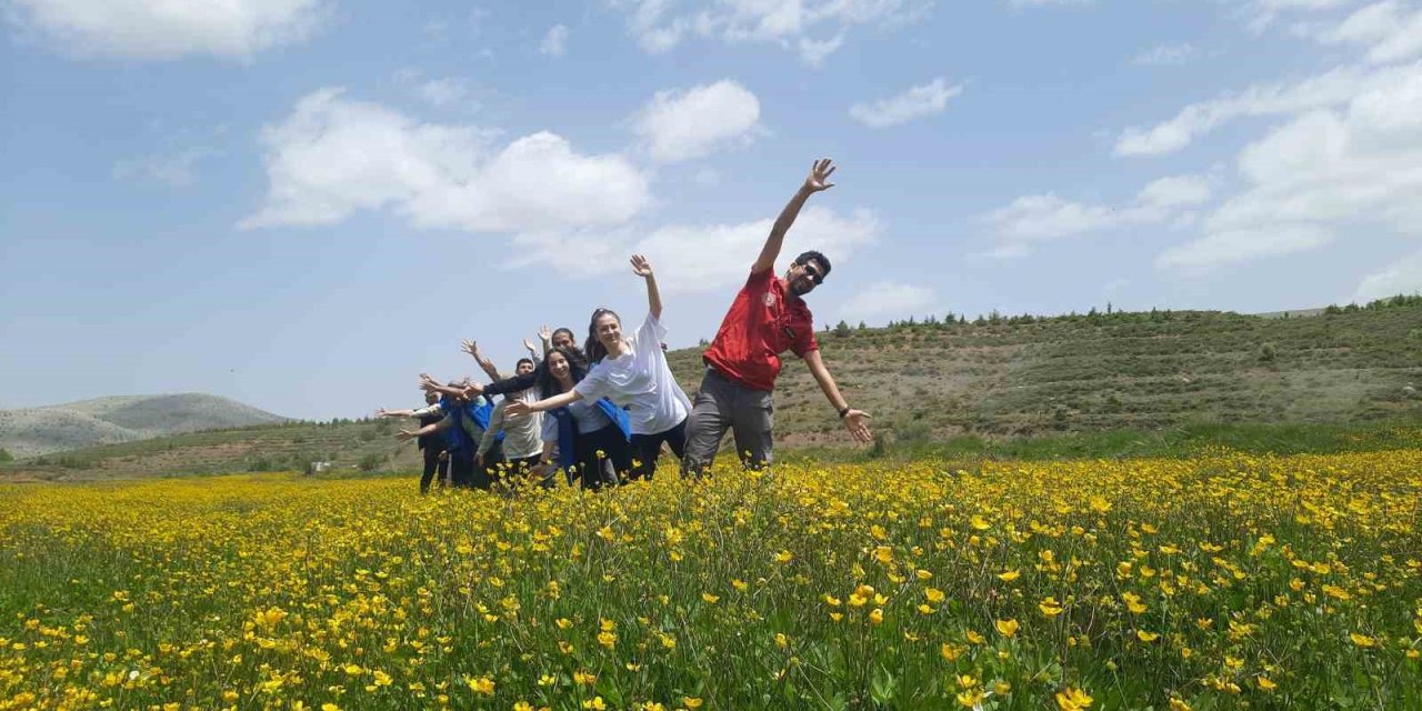 Gençlik Haftasında Çiçeklerin İçinde Doğa Yürüyüşü