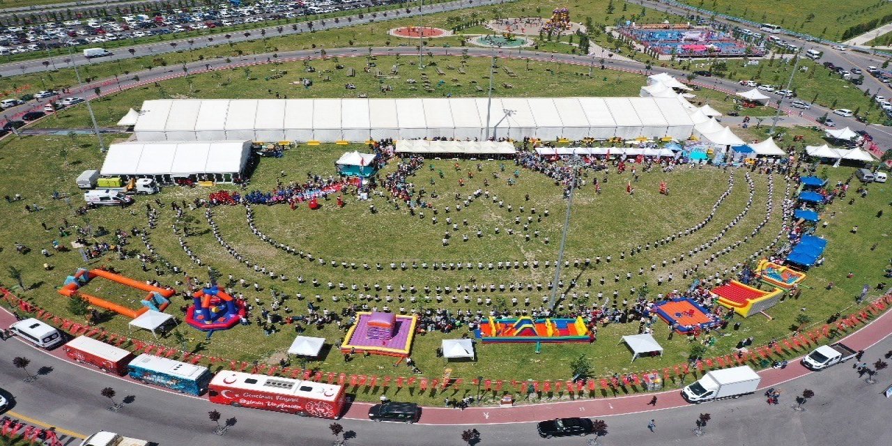 500 Öğrenciden Ay-yıldızlı ‘zeybek’ Gösterisi