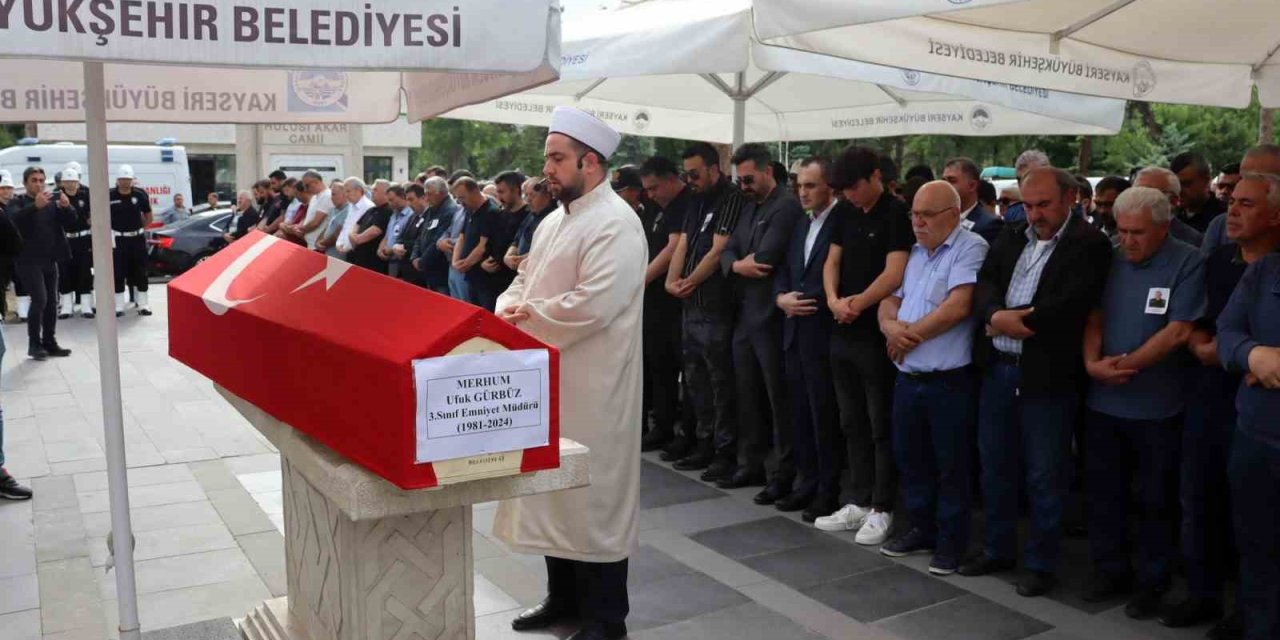 Kalp Krizinden Vefat Eden Emniyet Müdürü Toprağa Verildi