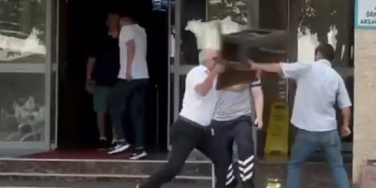 Bıçaklı Tehdidin Sonu, Sandalye Ve Sopalı Meydan Dayağı Oldu