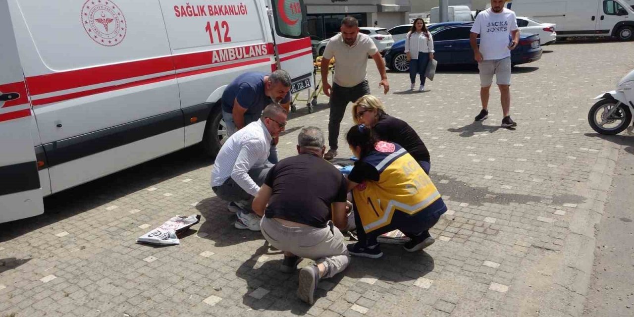 Otomobilin Arka Tamponuna Çarpan Motosiklet Sürüklendi: O Anlar Kamerada