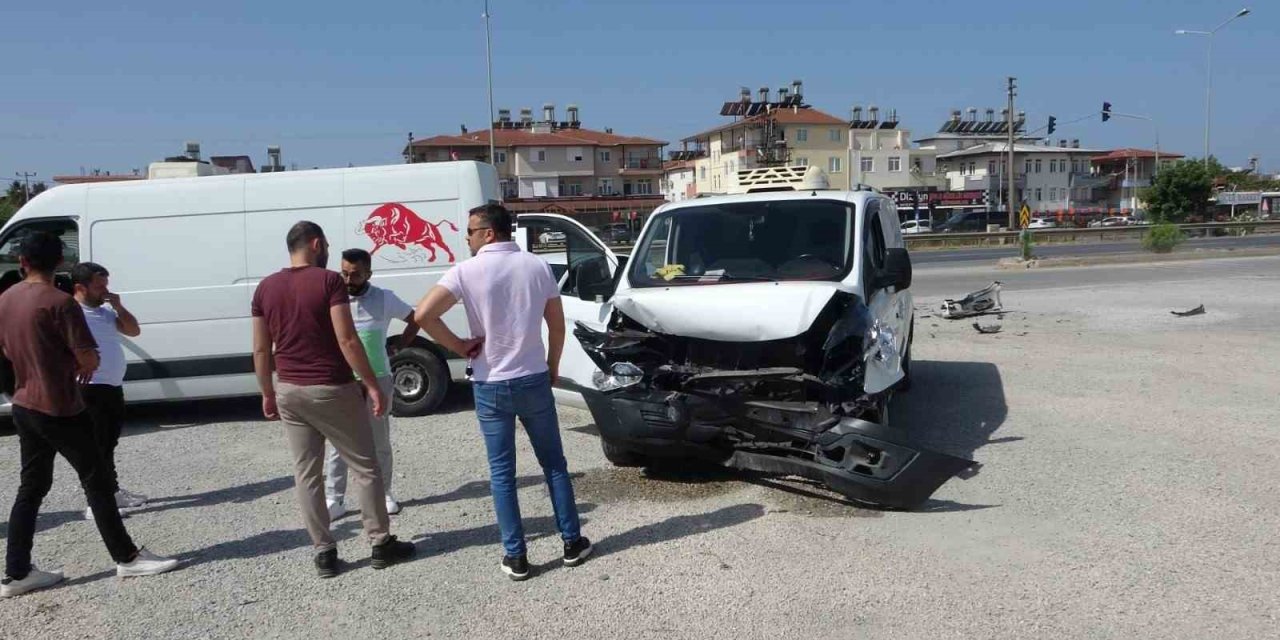 Çarpışmanın Şiddetiyle Araçların Parçaları Dağıldı, O Anlar Kameralara Yansıdı