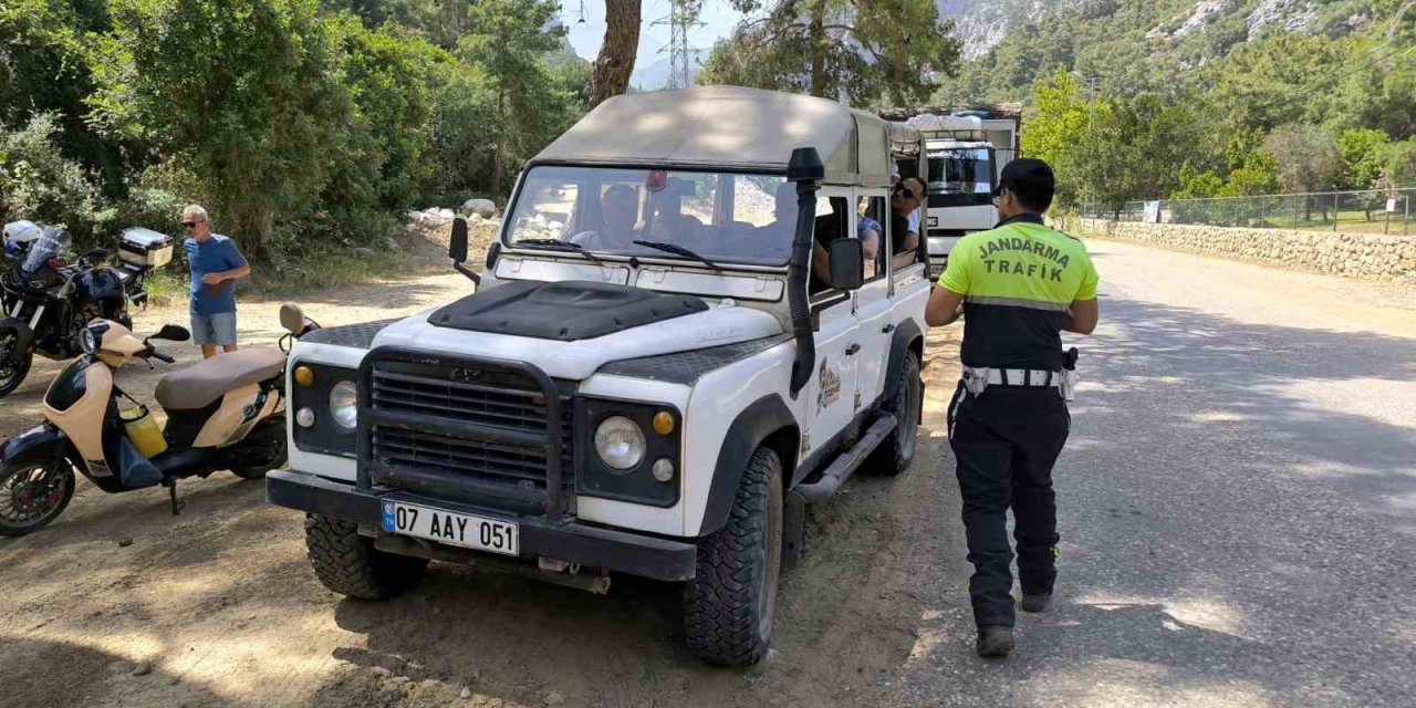 Jandarma’dan Safari Araçlarına Yönelik Denetim Ve Bilgilendirme Yapıldı