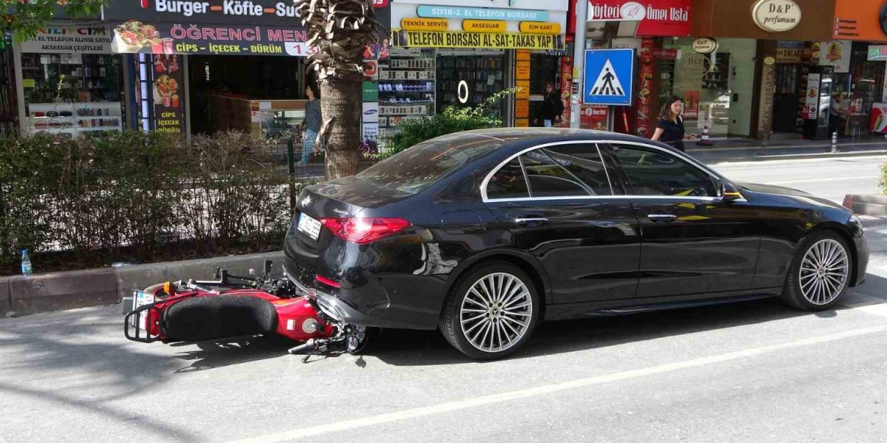 Yaya Geçidini Görünce Kendini Kilitleyen Lüks Otomobilin Altına Girdi
