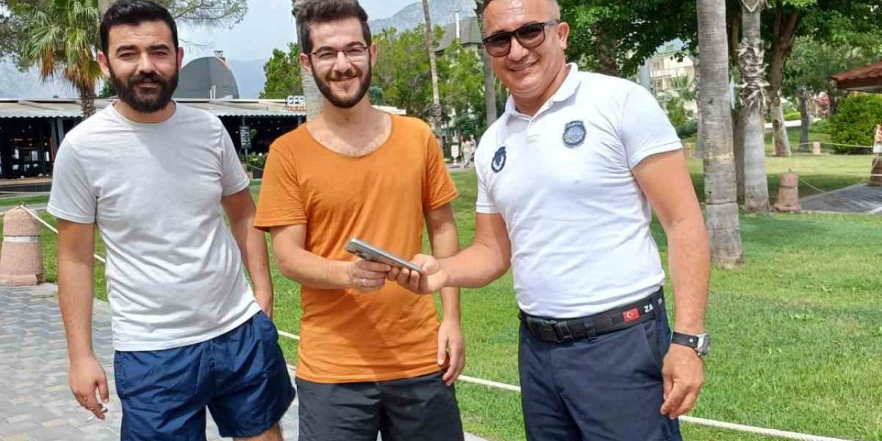 Kemer Zabıtası Bulduğu Telefonu Sahibine Teslim Etti
