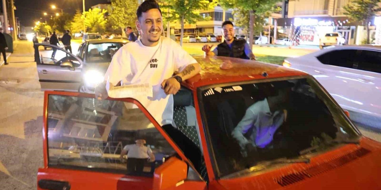 Kameradan Önce Kaçtı Sonra Kahkahalarla Poz Verdi