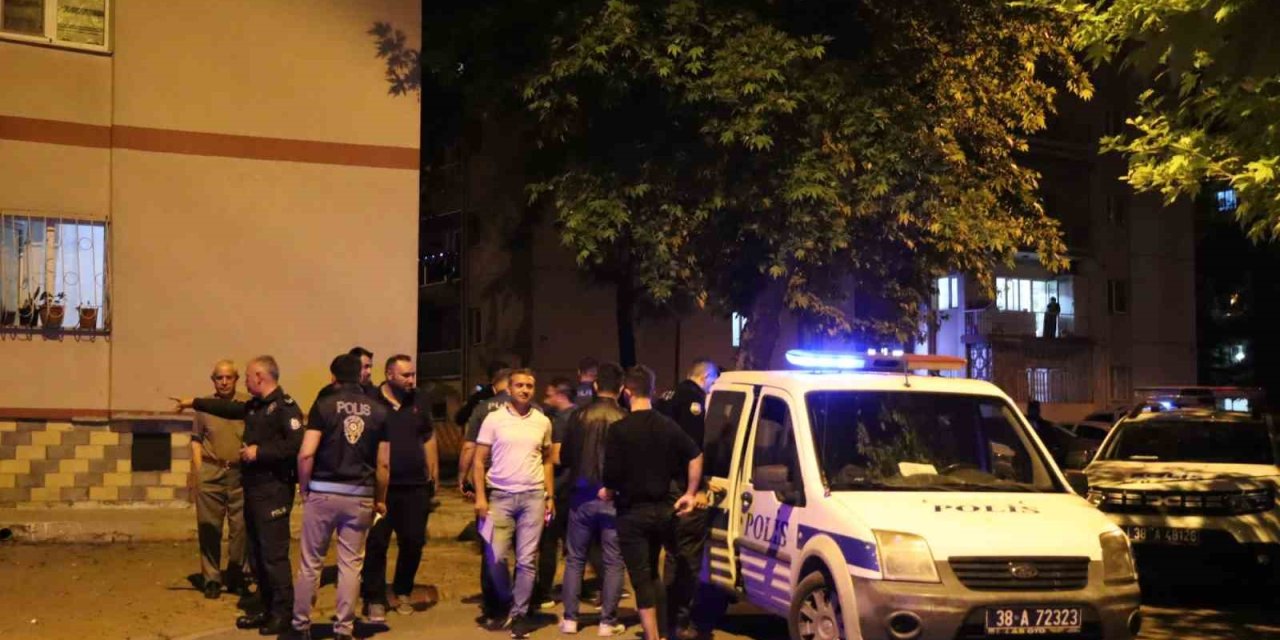 Merakı Başına İş Açtı: Silah Seslerini Duyup Balkona Çıkınca Bacağına Saçma İsabet Etti