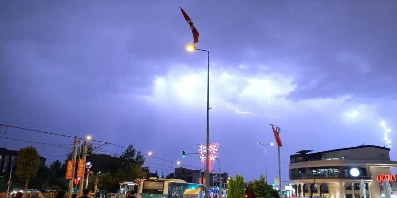 Kayseri’de Şimşekler Geceyi Gündüze Çevirdi