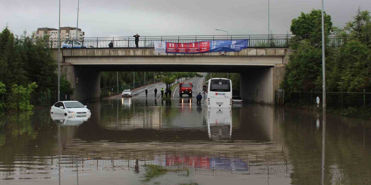 Sağanak Yağış Su Taşkınlarına Neden Oldu, Araçlar Mahsur Kaldı