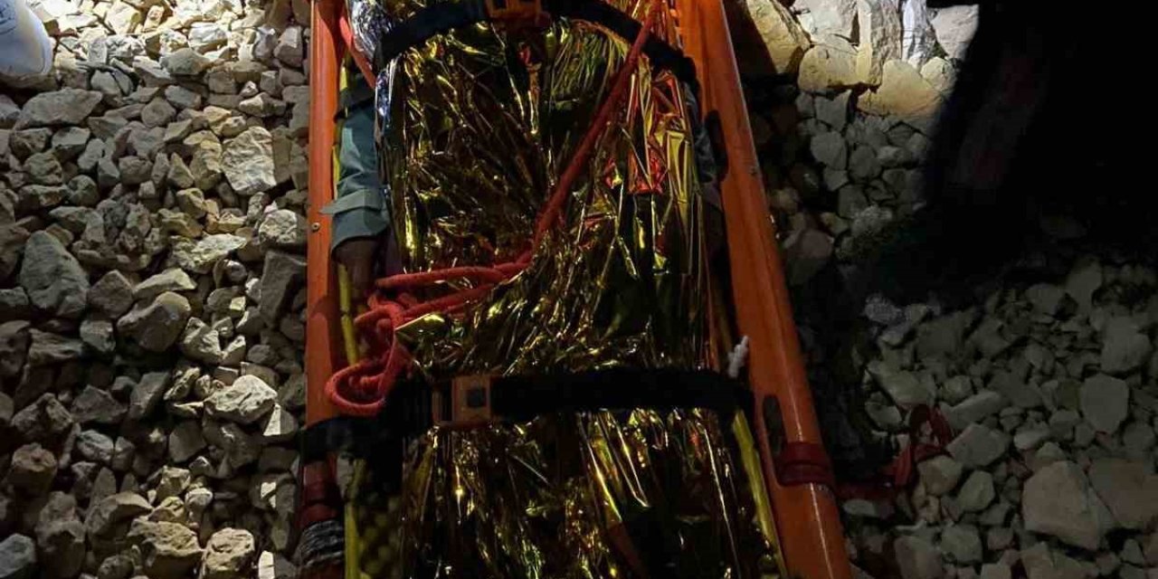 Turistler Mahsur Kaldıkları Yerden 11 Saatlik Çalışmanın Ardından Kurtarıldılar