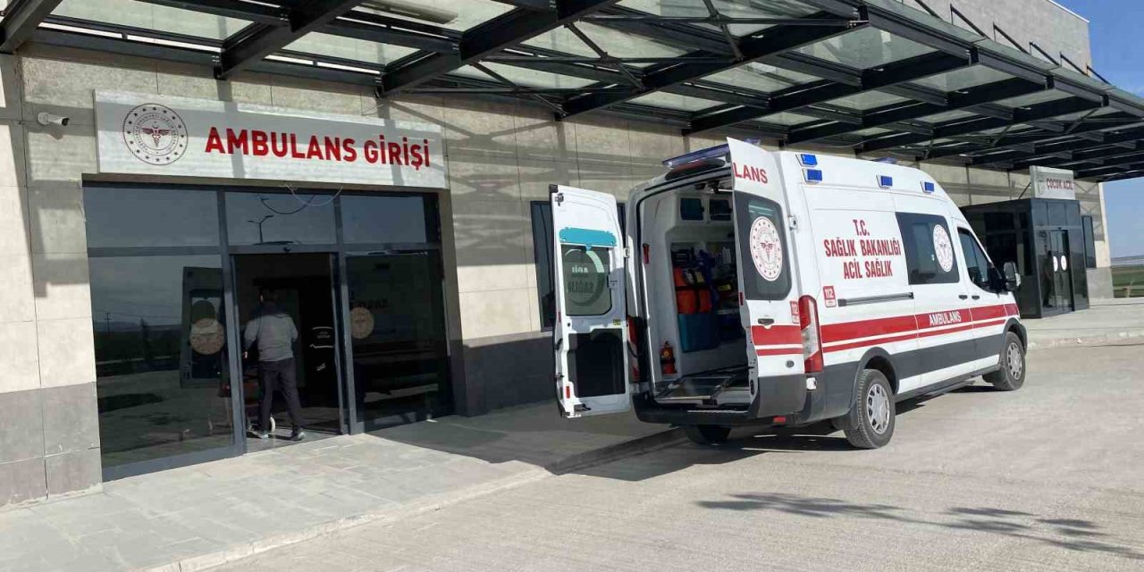 Kontrolden Çıkan Otomobil Bariyerlere Çarparak Devrildi: 4 Yaralı