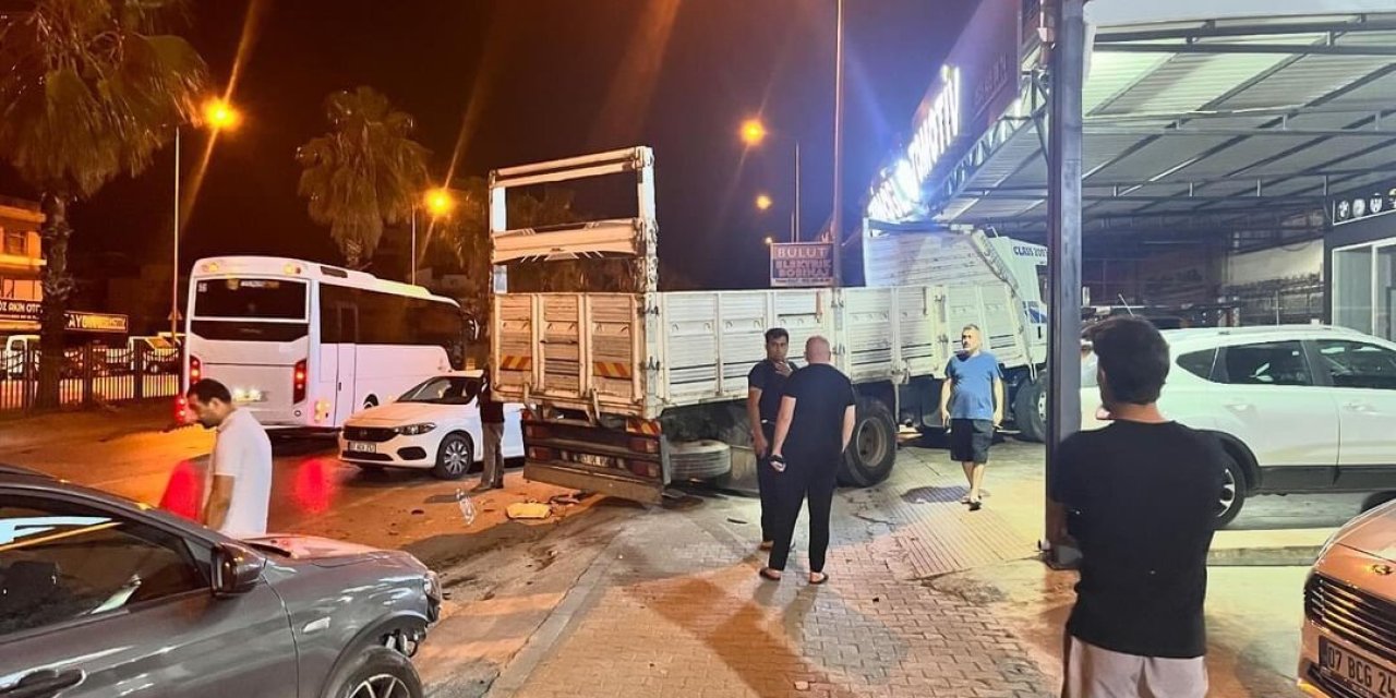 Kontrolden Çıkan Kamyon 4 Otomobili Biçti, O Anlar Güvenlik Kamerasına Yansıdı