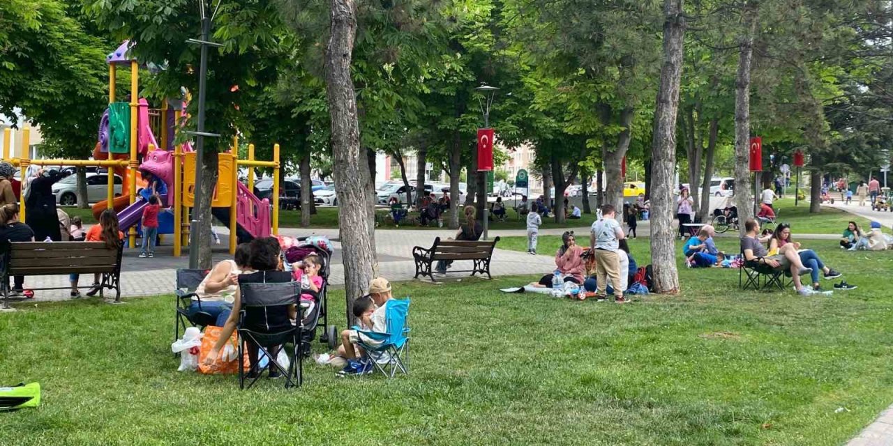 Güzel Havayı Bulan Vatandaşlar, Pazar Gününü Kanlıkavak Parkı’nda Geçiriyor
