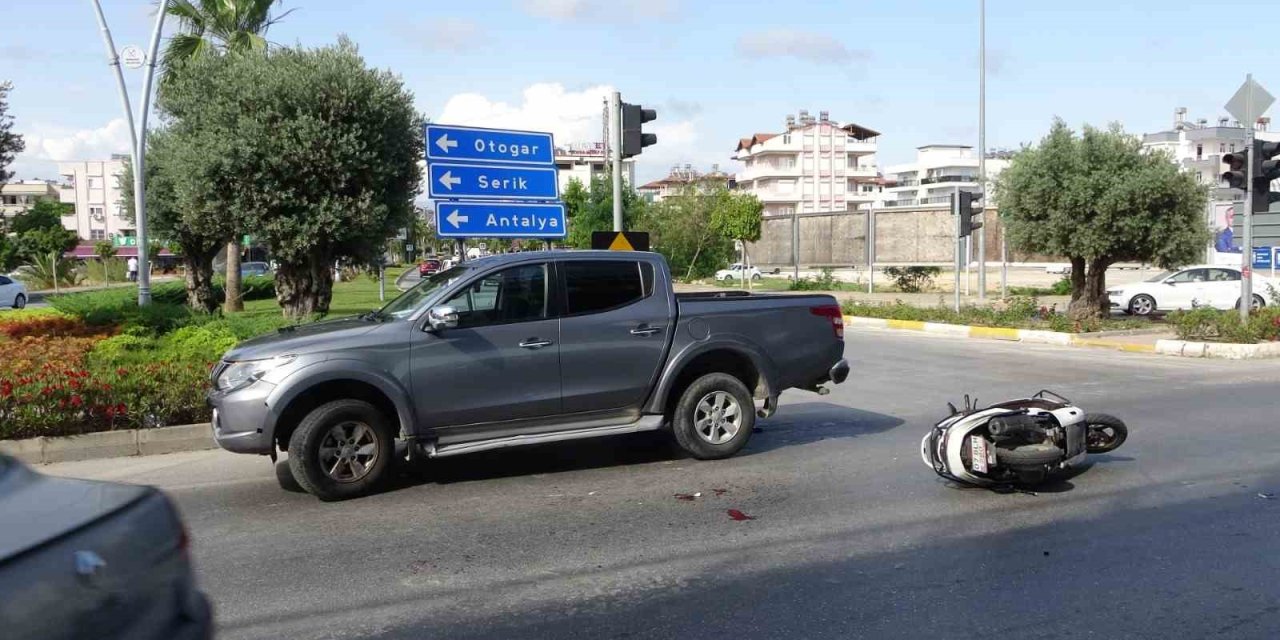 Motosiklet Kamyonete Çarptı: 1 Yaralı