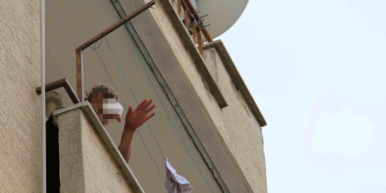 Sinir Krizi Geçirip Kapıyı Üzerine Kilitleyen Genç Adam, Eline Geçen Tüm Eşyaları Sokağa Fırlattı