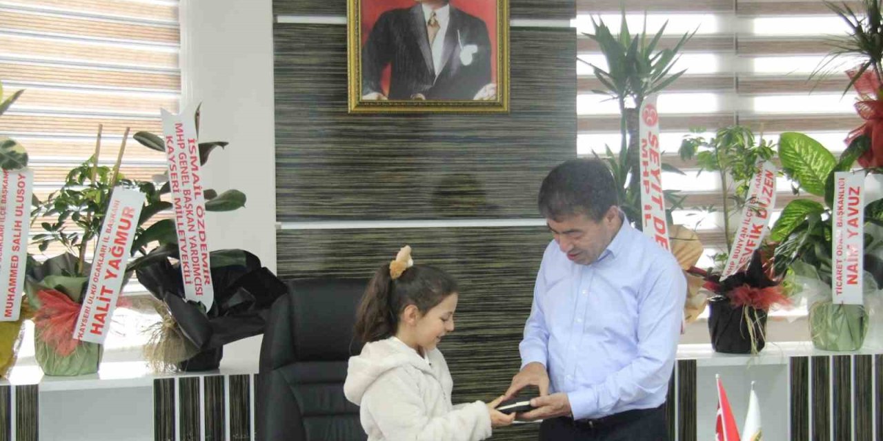 Şehit Kızından Başkan Metin’e Anlamlı Hediye