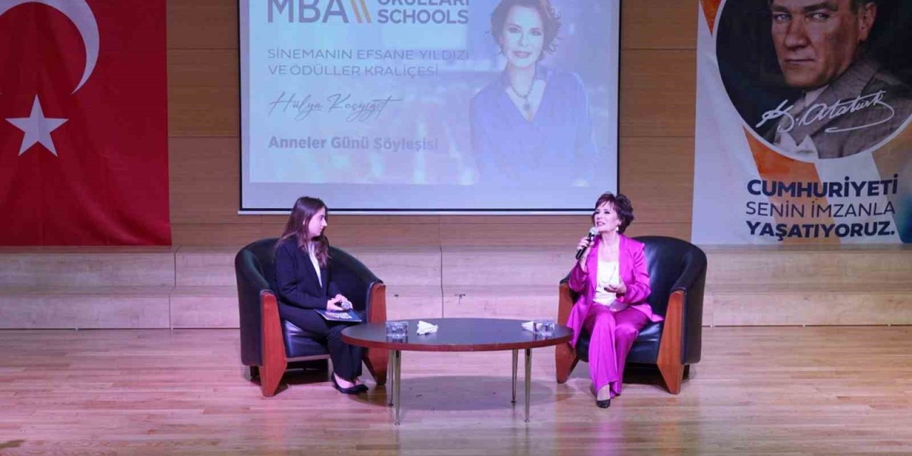 Hülya Koçyiğit Öğrencilerle Bir Araya Geldi