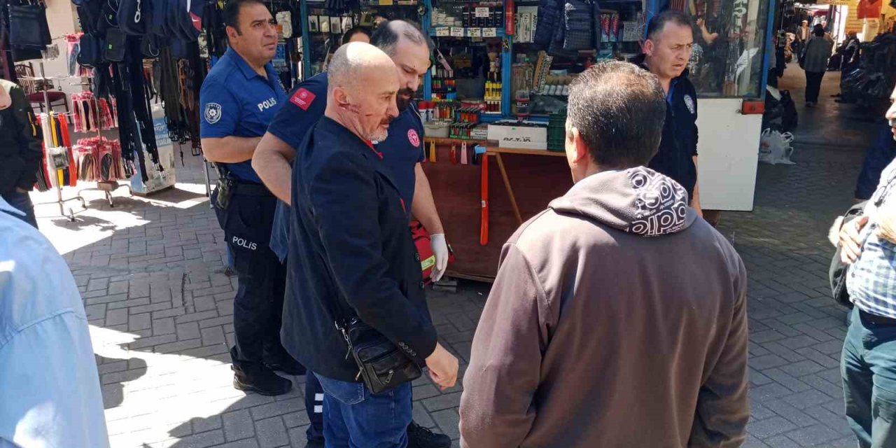 Yaşlı Adam Yürürken Çarptığı Ailedeki Erkek Tarafından Darp Edildi