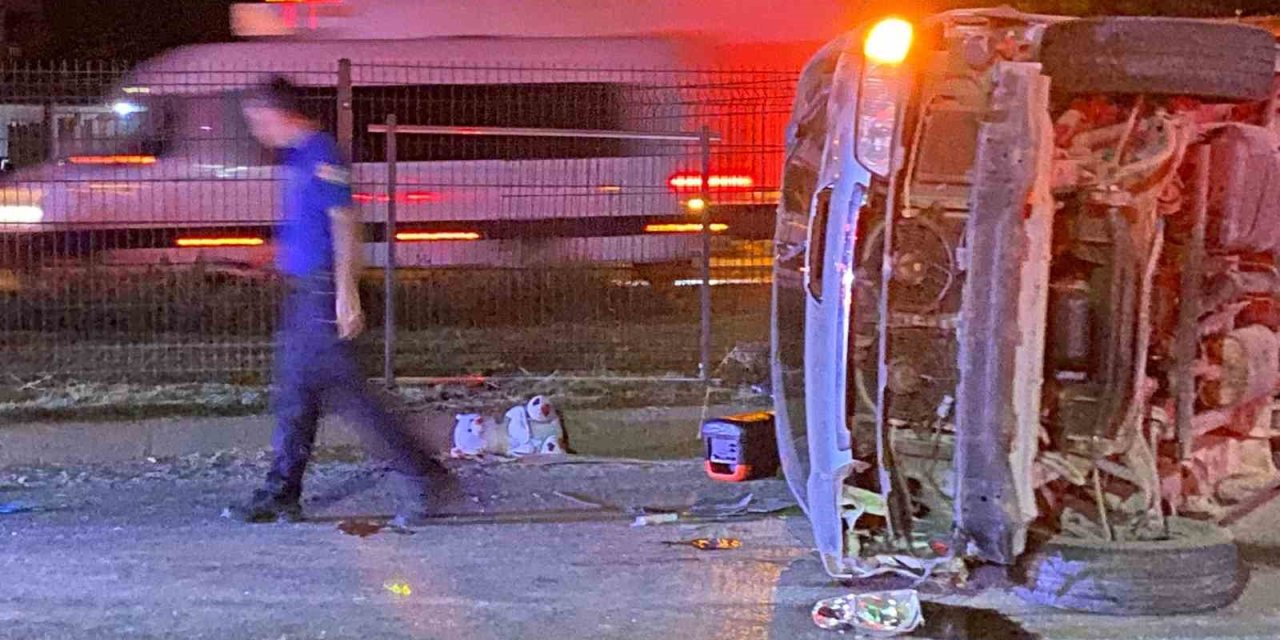 Otomobil İle Ticari Araç Kavşakta Çarpıştı: 3 Yaralı