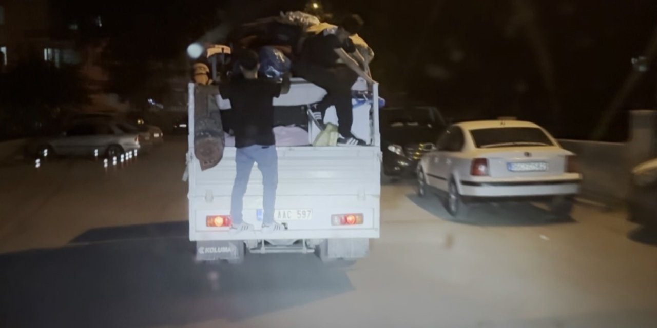 Eşya Yüklü Kamyonetin Kasasında Tehlikeli Yolculuk Kamerada