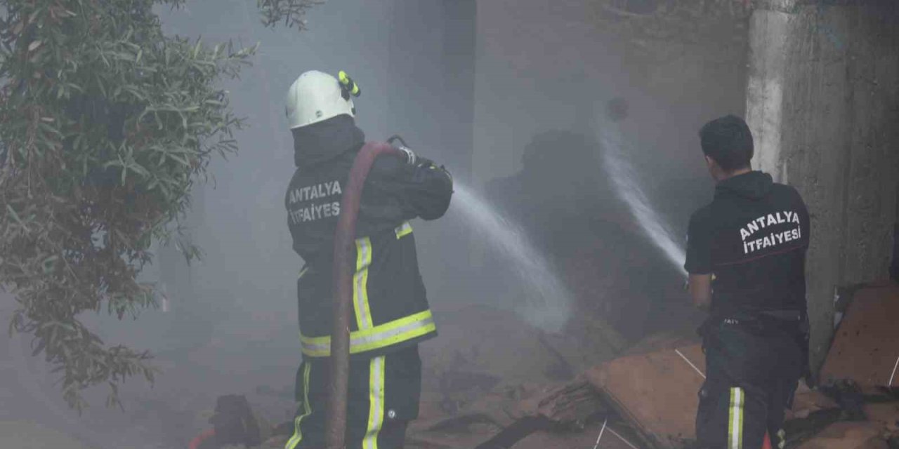 Alanya’da Apartman Alt Katında Yanan Kartonlar Paniğe Neden Oldu