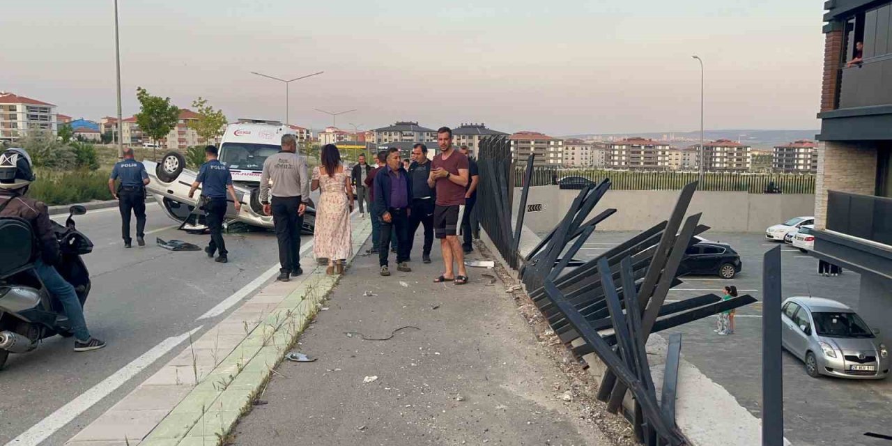 Aracın Çarpmasıyla Kopan Demirler Sitede Çocukların Oyun Alanına Düştü