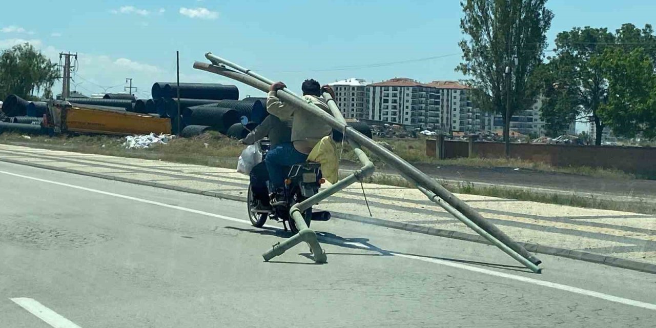 Motosiklette Borularla Tehlikeli Yolculuk Kamerada