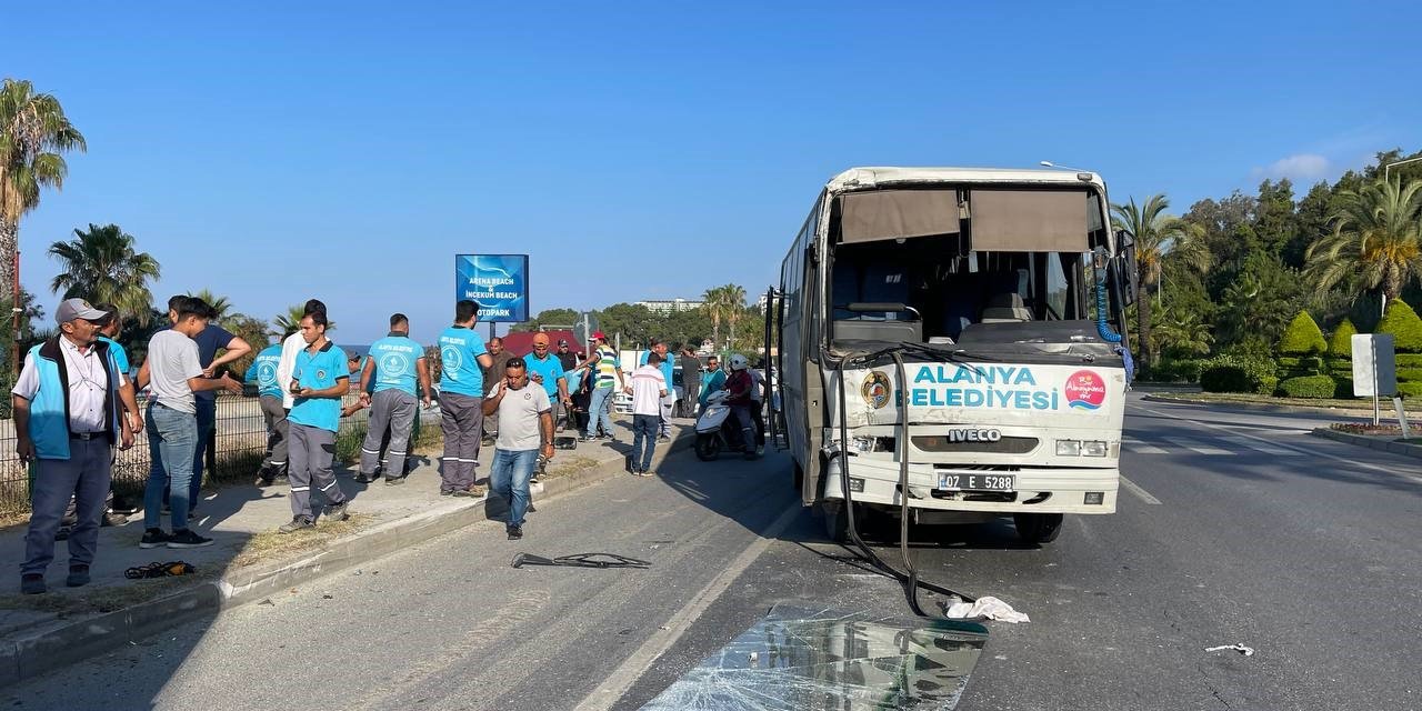 Antalya’da Belediye Ve Otel Personelini Taşıyan Araçlar Çarpıştı: 6 Yaralı