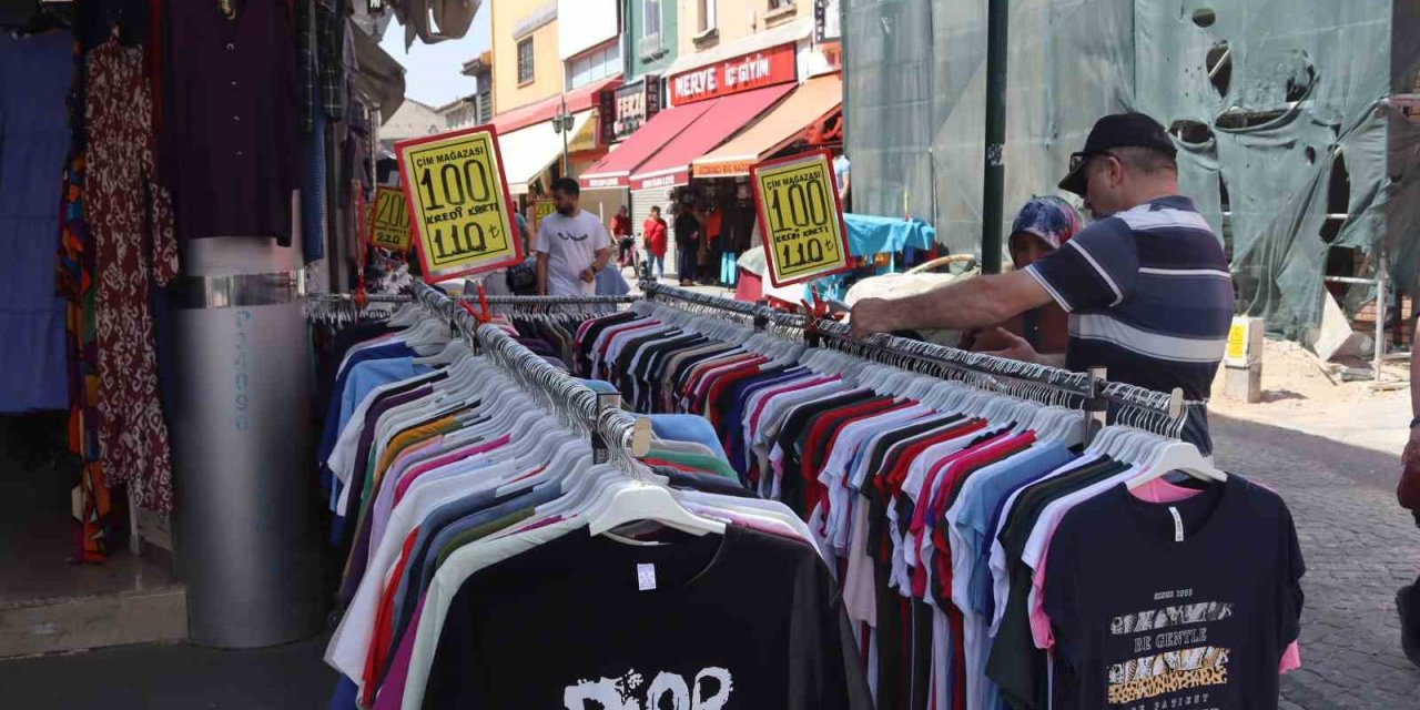 Eskişehir’de Sıcak Hava İle Birlikte Kıyafet Tercihleri Değişiyor