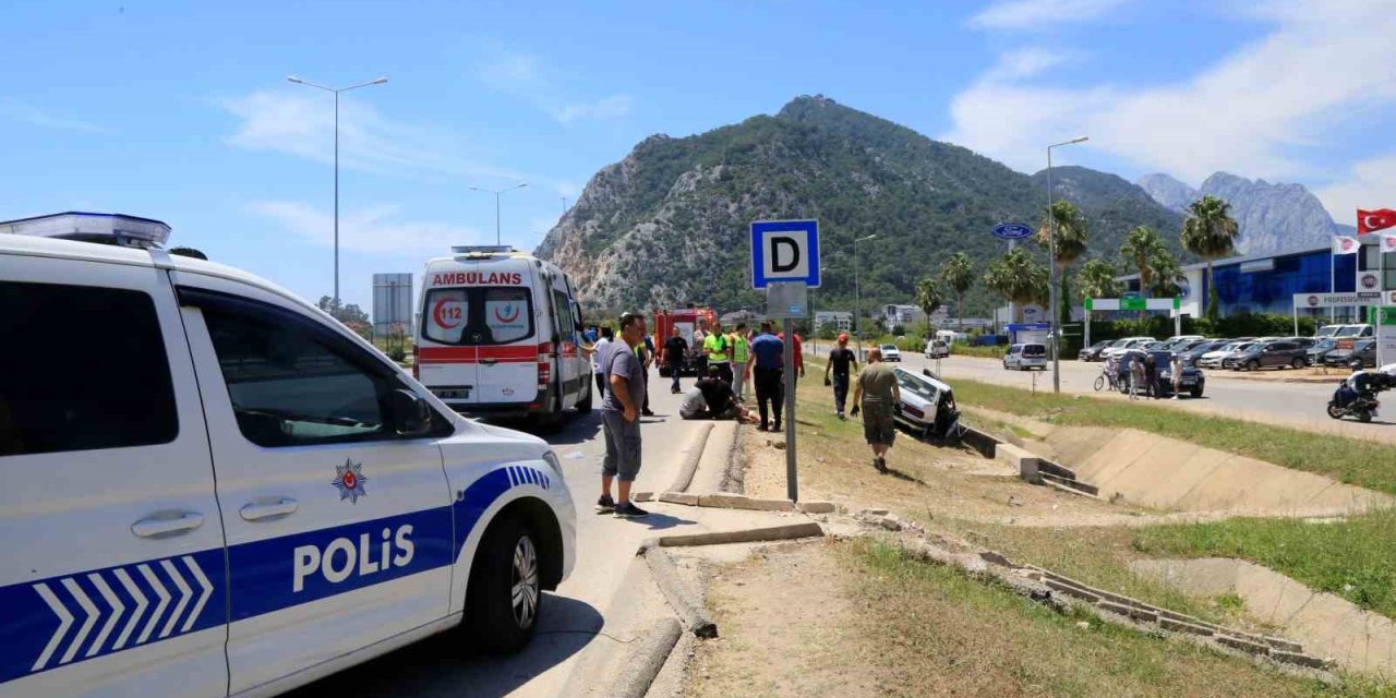 Kontrolü Kaybedip Beton Bloka Çarptı, Kazayı Duyan Baba Fenalık Geçirdi