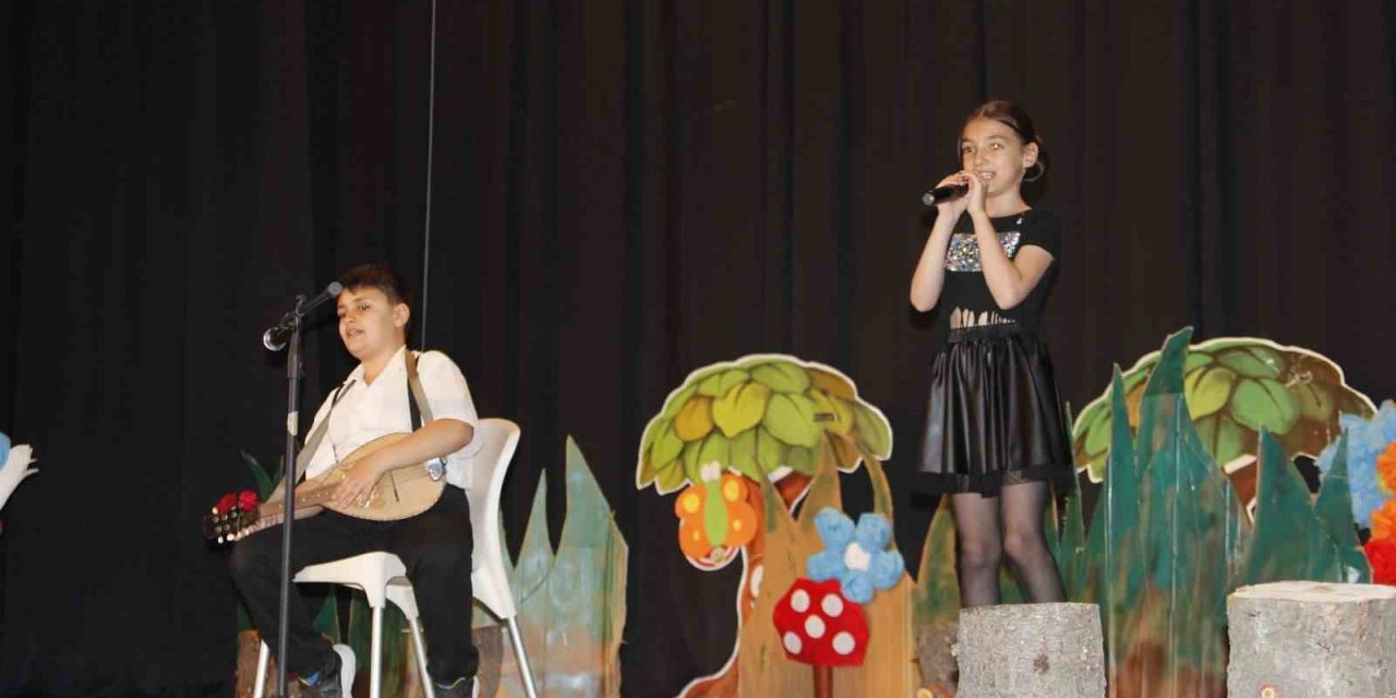 Meserret İnel İlkokulu Öğrencileri 90’lar Şarkılarını Seslendirdi