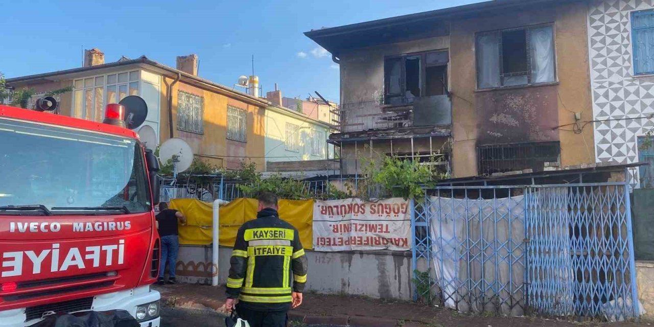 2 Katlı İkamette Çıkan Yangın İtfaiye Ekipleri Tarafından Söndürüldü