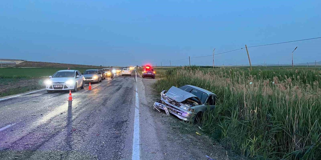 Sollamaya Çıkan Otomobil Önündeki Araca Çarptı, 3 Kişi Yaralandı