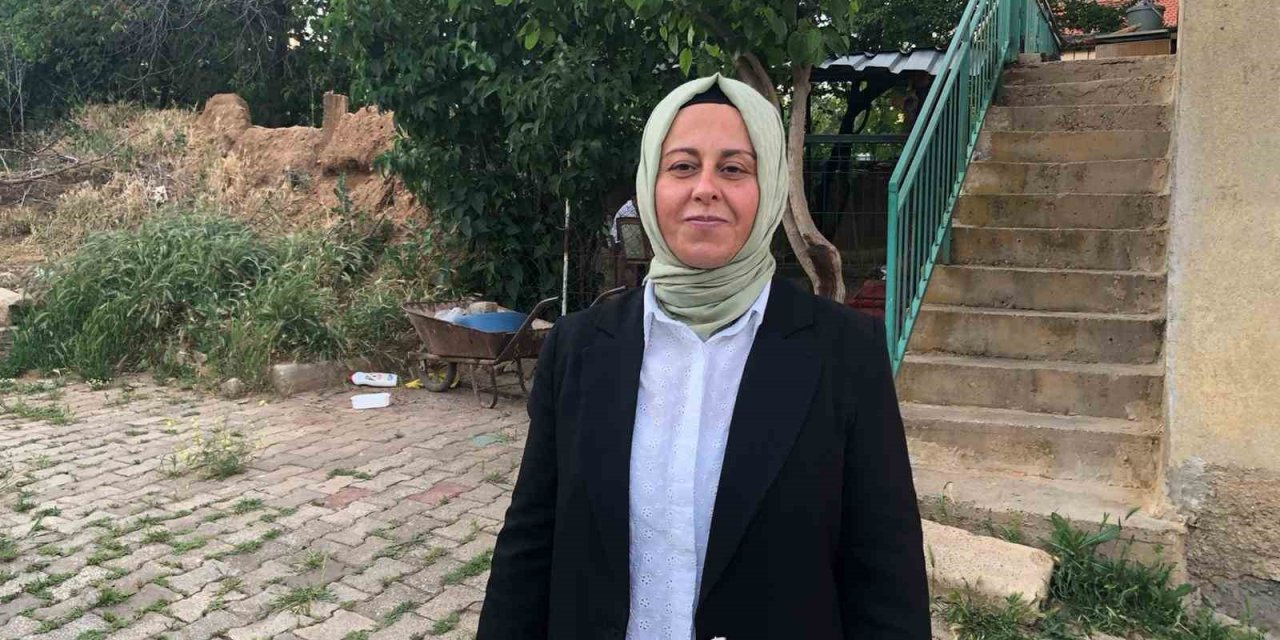 Kalbine Yenik Düşen Muhtarın Eşi Muhtar Seçildi