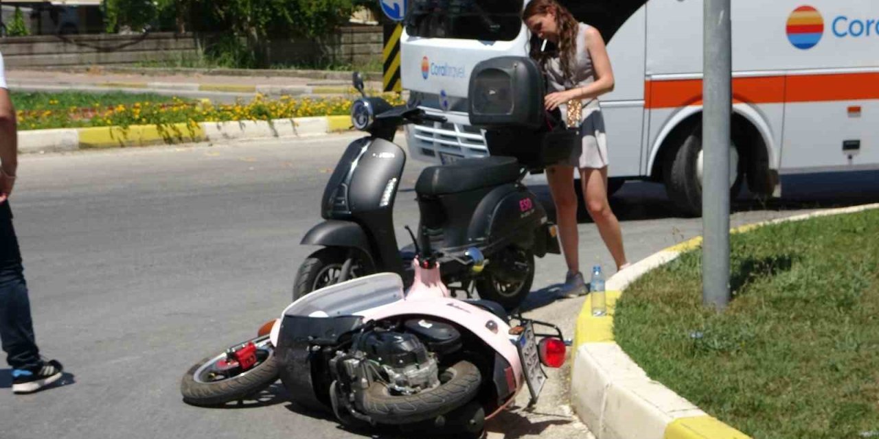 Motosiklet İle Otomobil Kavşakta Çarpıştı: 2 Yaralı