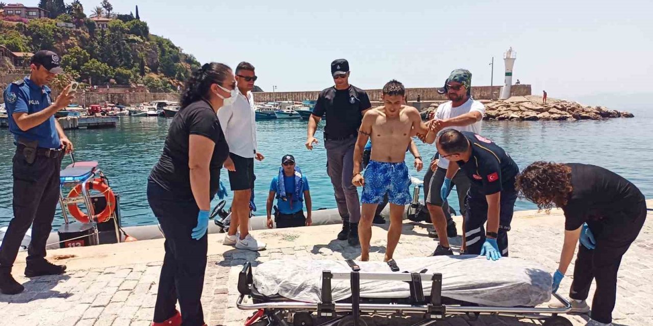 Balık Tutarken Kayalıklardan Düşen Genci Deniz Polisi Kurtardı