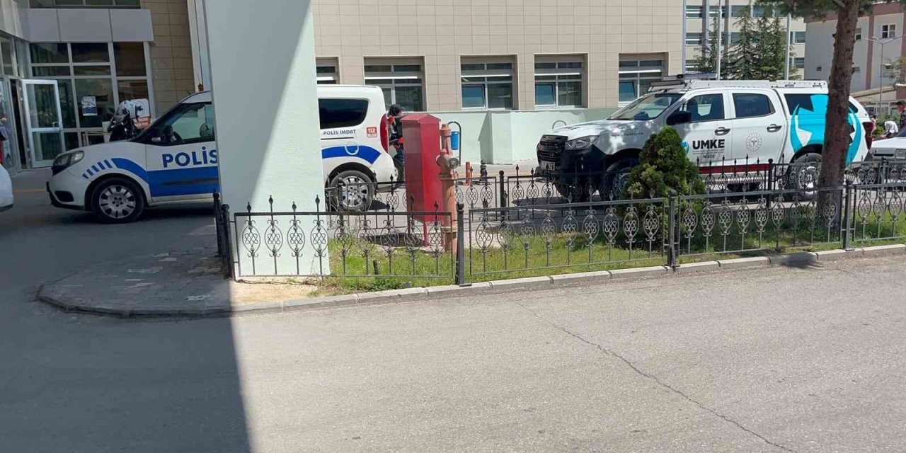 Hastane Personeli Bıçakla Kendine Zarar Verdi