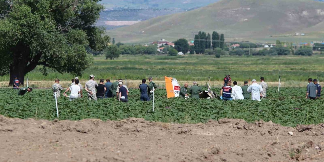 Düşen Uçağın Enkazında İncelemeler Sürüyor
