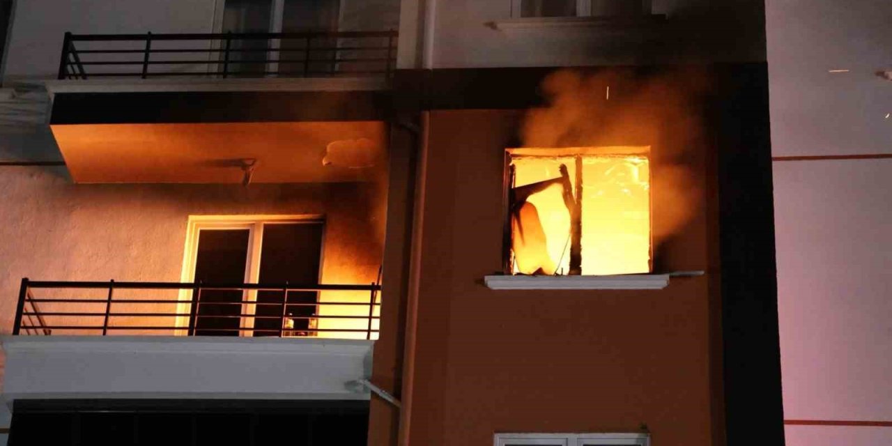 Eşiyle Tartışan Öfkeli Koca Evini Ateşe Verdi