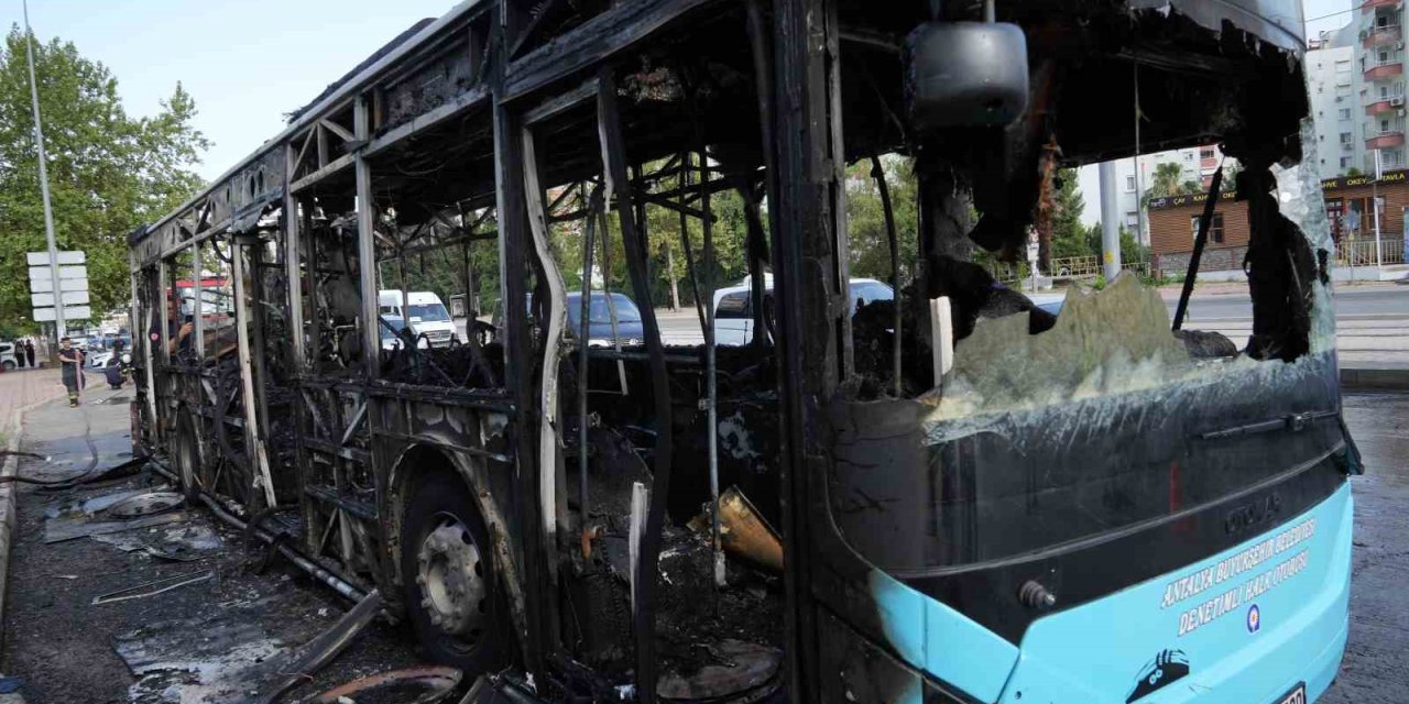 Antalya’da Yanan Halk Otobüsünden Geriye Hurda Yığını Kaldı