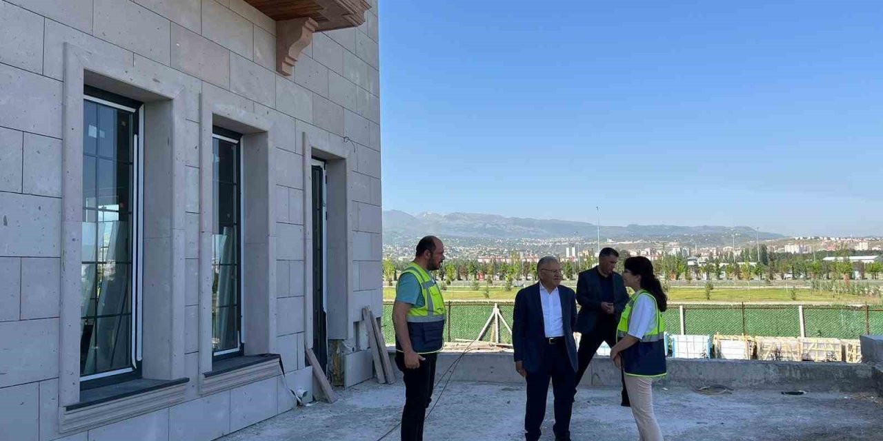 Başkan Büyükkılıç, Devam Eden Şantiyeleri İnceledi