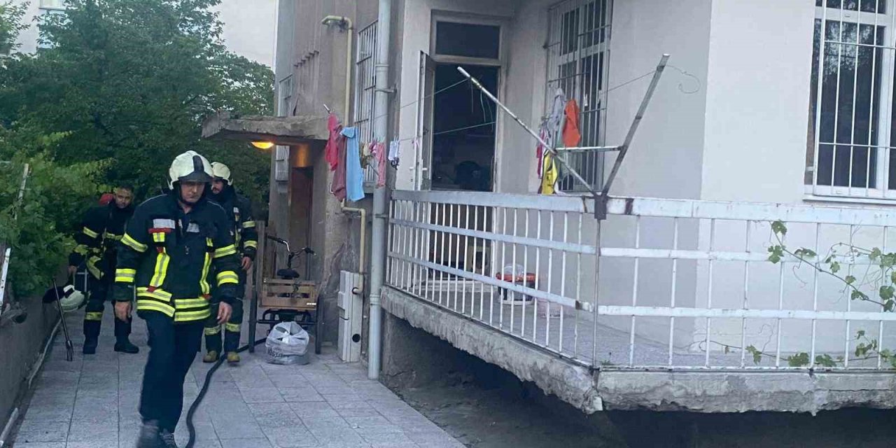 Kız Arkadaşını Döven Ailesinin Evini Yaktı: 4 Kişi Dumandan Etkilendi