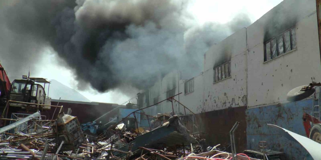 Fabrika Yangınına 72 Personel Ve 25 İtfaiye Aracı Müdahale Etti