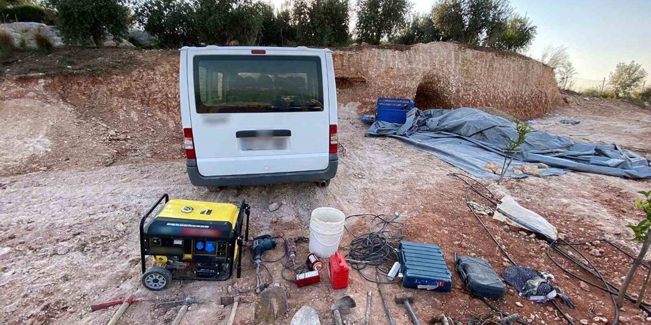 Mersin’de Define Aramak İçin Kaçak Kazı Yapan 3 Şüpheli Yakalandı