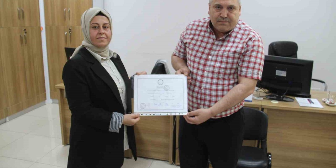 Vefat Eden Eşinin Yerine Muhtar Seçildi, Mazbatasını Aldı