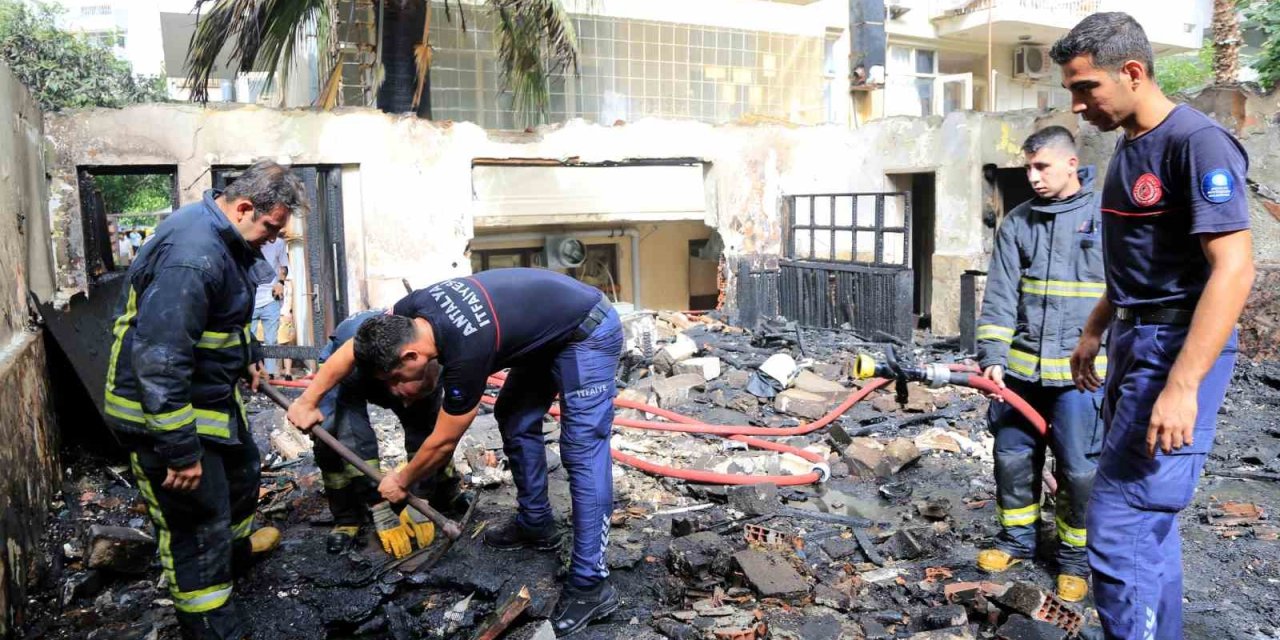 Atıl Malzemeler Alev Aldı, Apartman Sakinleri Ve Esnaf Büyük Korku Yaşadı