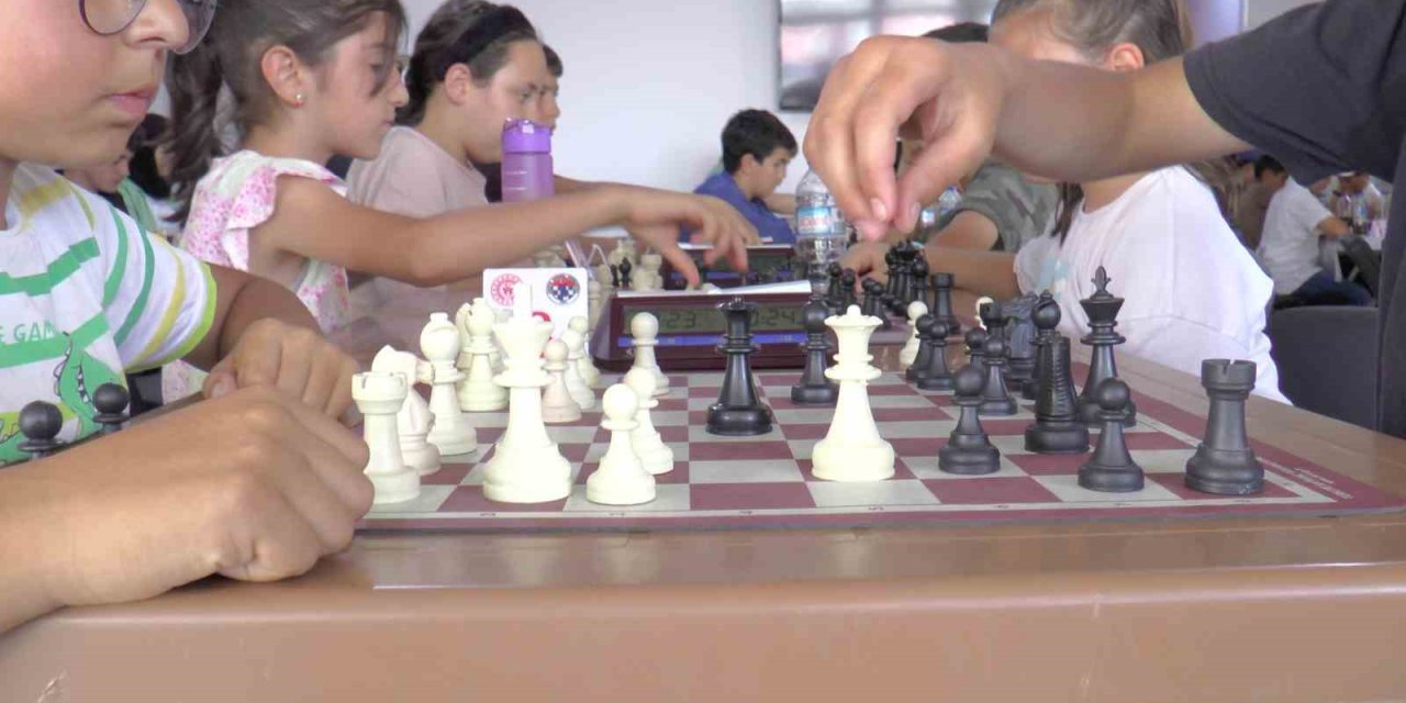 Öğrenciler Sanal Ortamdan Uzaklaştı Satrançta Yarıştı